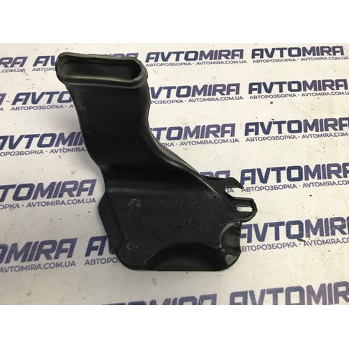 Отвод воды жабо левый Peugeot 308 2013-2021 9807697780